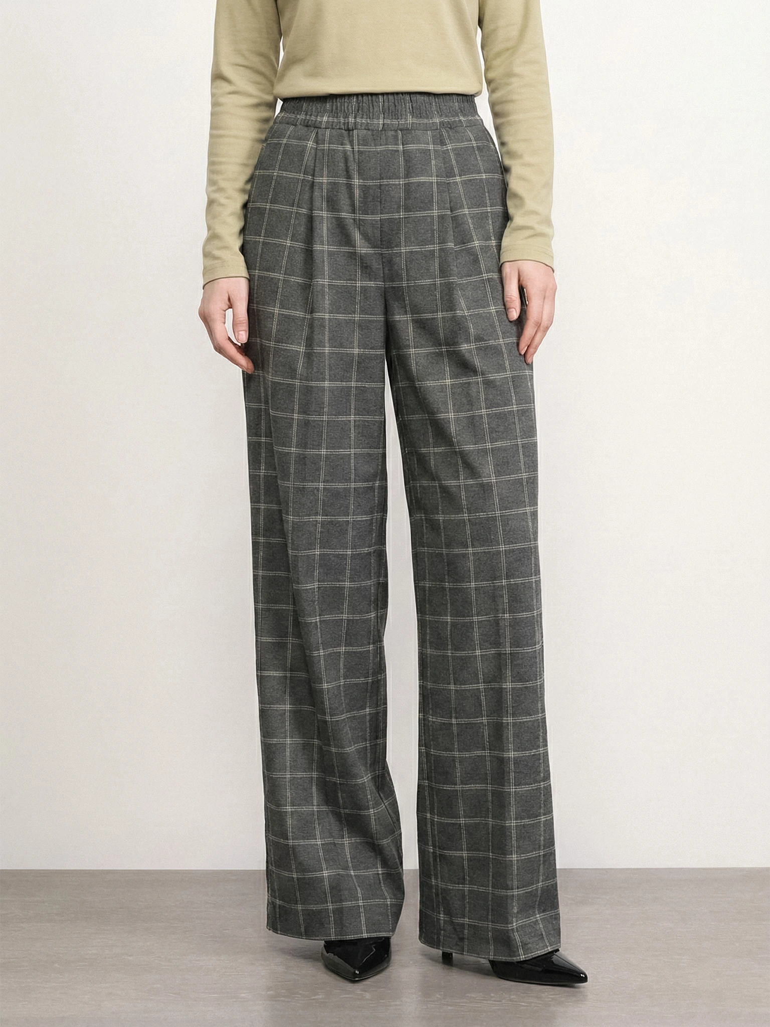 Брюки серого цвета в клетку 